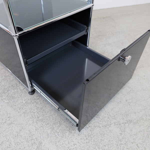 USM Haller Regal Graphitschwarz mit Glasvitrine 1x2