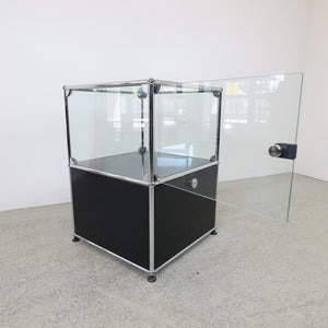 USM Haller Regal Graphitschwarz mit Glasvitrine 1x2