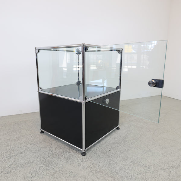 USM Haller Regal Graphitschwarz mit Glasvitrine 1x2