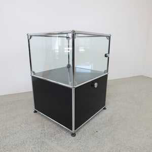 USM Haller Regal Graphitschwarz mit Glasvitrine 1x2