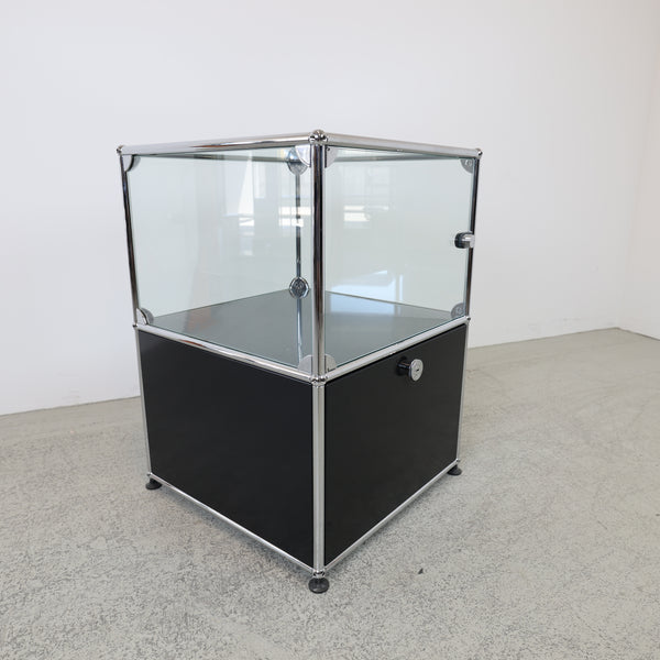 USM Haller Regal Graphitschwarz mit Glasvitrine 1x2