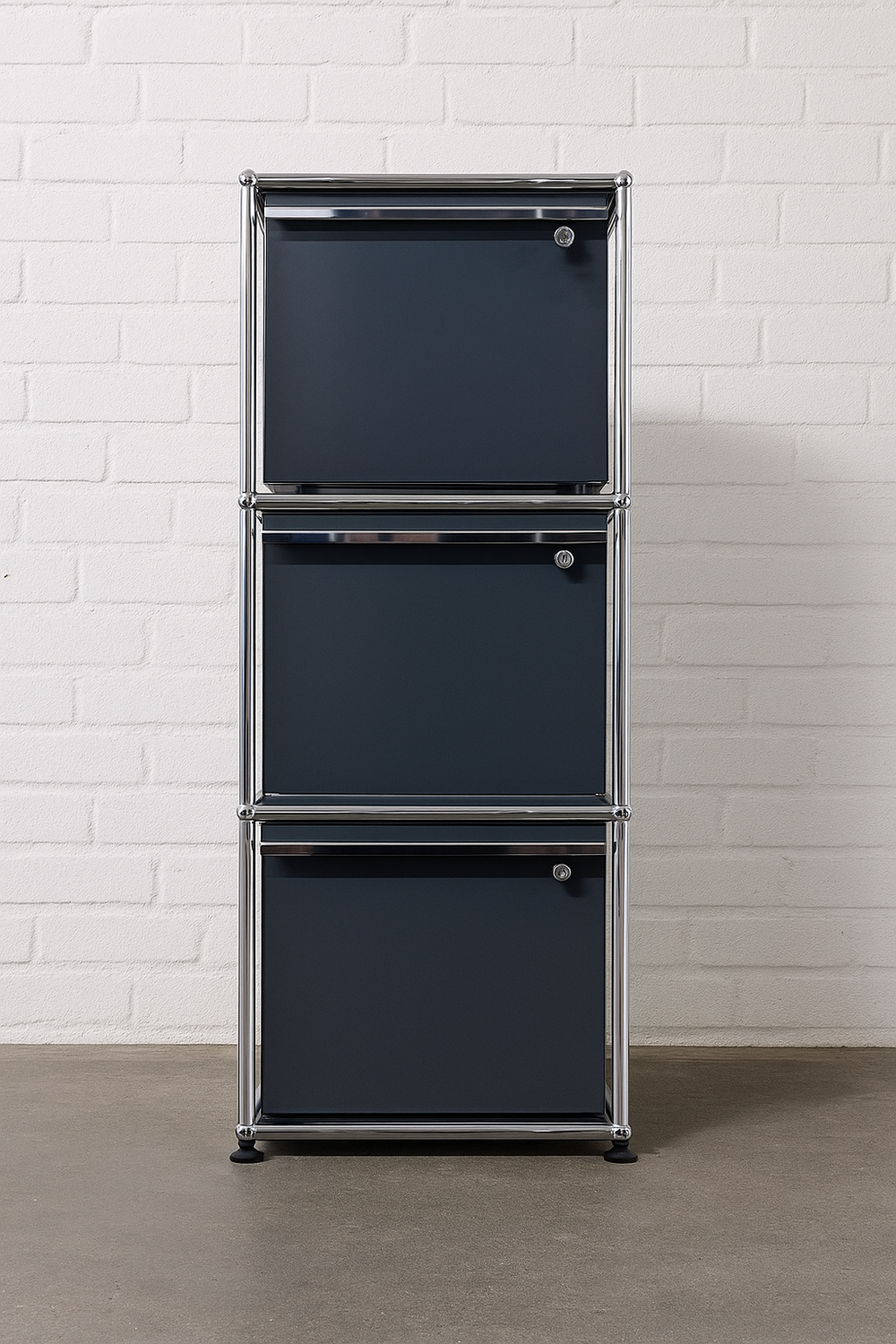 USM Haller Korpus A4/A4/A4 in Anthrazitgrau mit Schloss