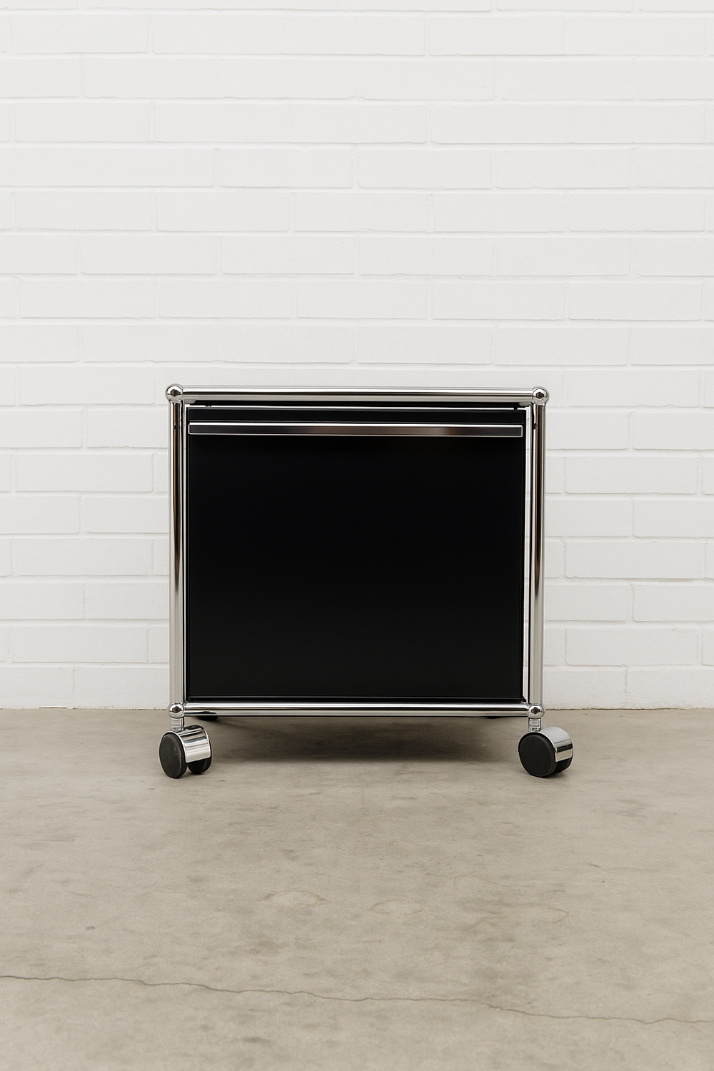 USM Haller Korpus A4 in Graphitschwarz