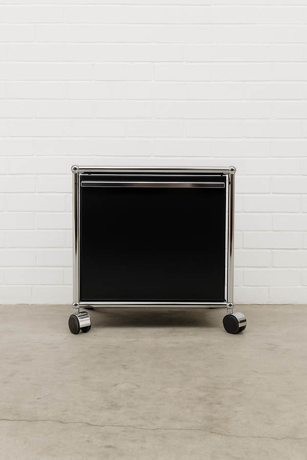 USM Haller Korpus A4 in Graphitschwarz