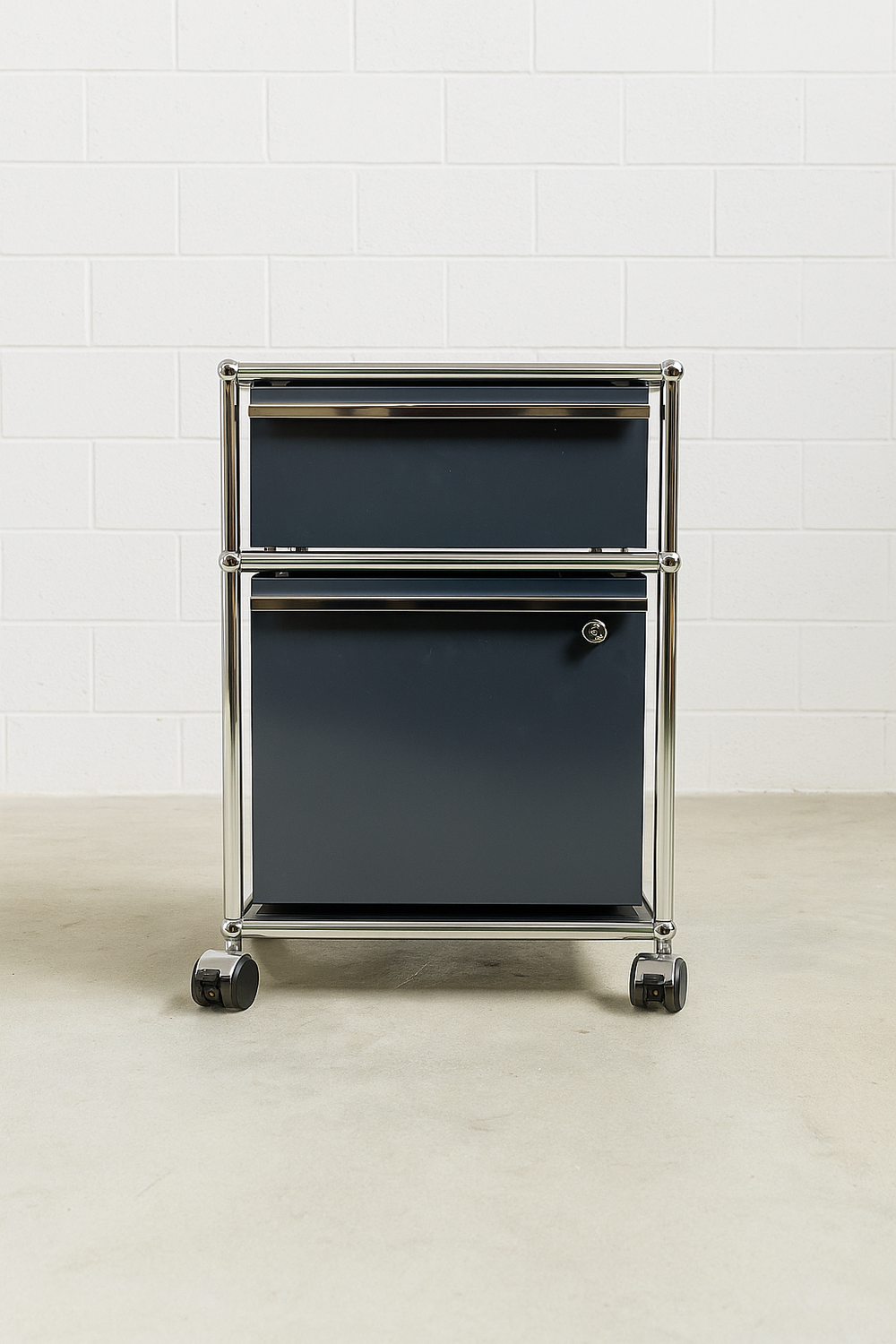 USM Haller Korpus A6/A4 in Anthrazitgrau