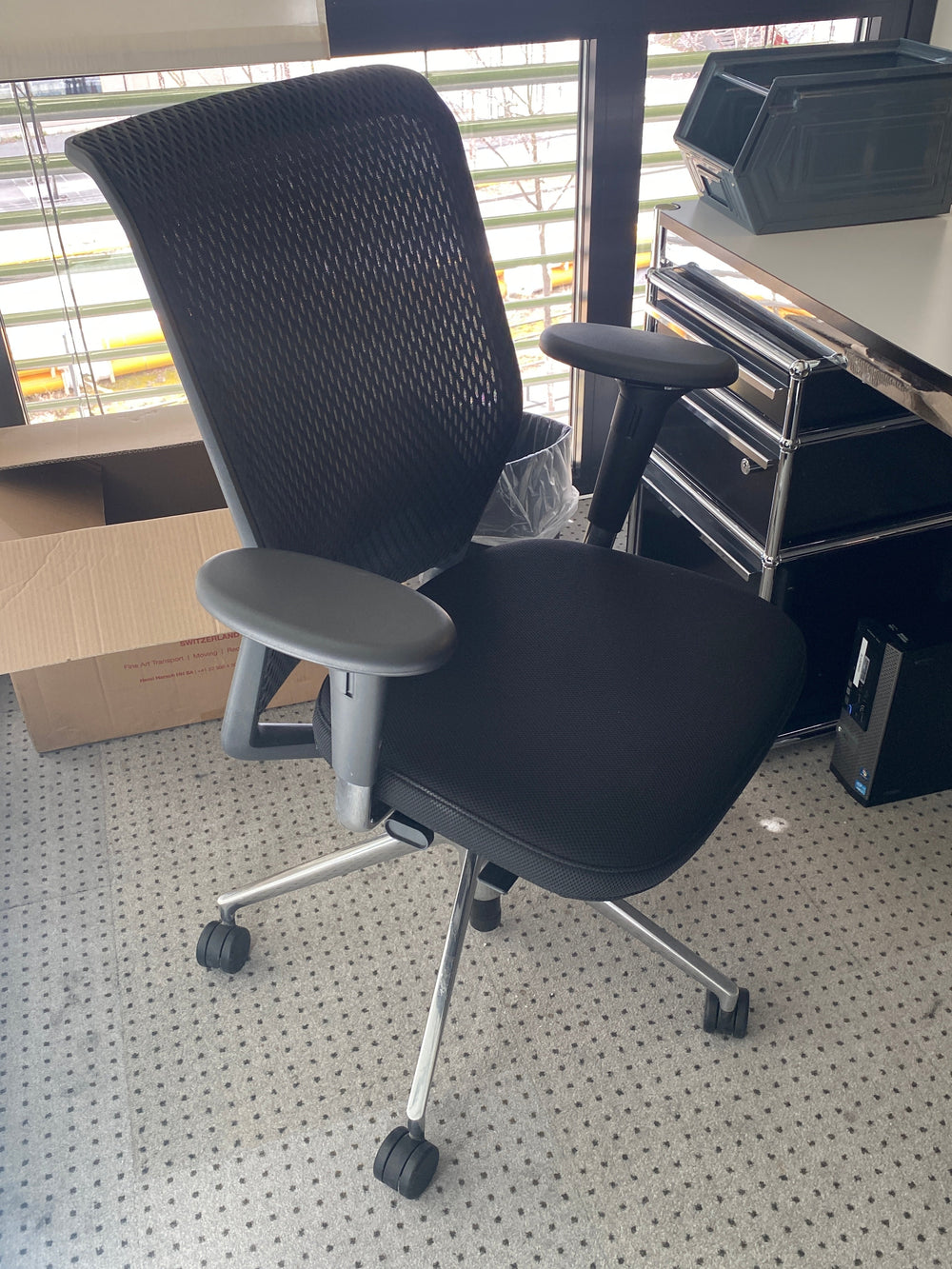 Vitra Mesh Bürodrehstuhl mit Armlehne Schwarz